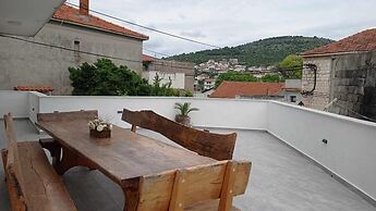 Coastal Apartment - Sleeps 6, Balcony & Parking