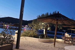 Coastal Apartment - Sleeps 6, Balcony & Parking