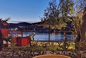 Coastal Apartment - Sleeps 6, Balcony & Parking