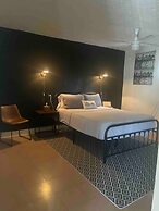 Pr Pvt Rm 5 Qn Bed Gated Comm Easy Parking