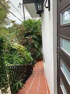 Pr Pvt Rm 5 Qn Bed Gated Comm Easy Parking