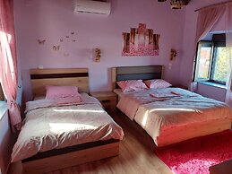 TO SPITI TOU PALIKARA