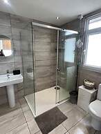 Stunning One Bed Modern & Contemporary Chalet