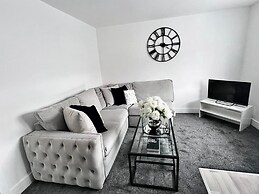 Luxury 2-bed Apartment Lindley Huddersfield
