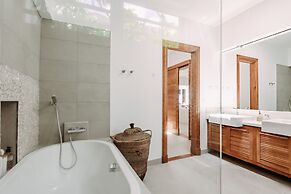 Peninsula Beach Villa with LOV