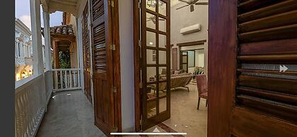 Luxury Large Apartment With Colonial Balcony