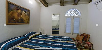 Luxury Large Apartment With Colonial Balcony