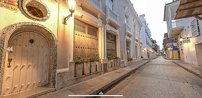 Luxury Large Apartment With Colonial Balcony