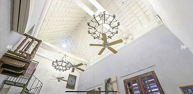 Luxury Large Apartment With Colonial Balcony