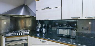 Luxury Large Apartment With Colonial Balcony