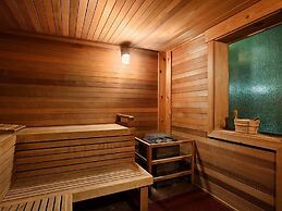 Grand Lodge at Peak 7 - 3 Bedroom Residence - Pool, Hot Tubs, Game Roo