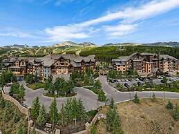 Grand Lodge at Peak 7 - 3 Bedroom Residence - Pool, Hot Tubs, Game Roo