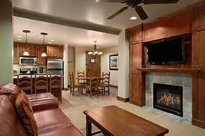 Grand Lodge at Peak 7 - 3 Bedroom Residence - Pool, Hot Tubs, Game Roo