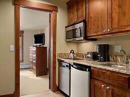 Grand Lodge at Peak 7 - 3 Bedroom Residence - Pool, Hot Tubs, Game Roo