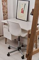 Studio z Antresolą by Renters