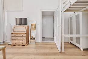 Studio z Antresolą by Renters