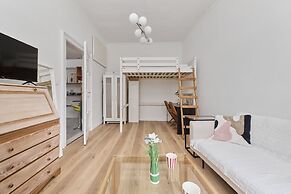 Studio z Antresolą by Renters