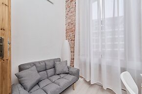 Studio z Antresolą by Renters