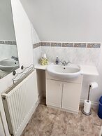 Beautifully Set 3-bed Cottage in Marlborough