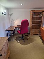 Beautifully Set 3-bed Cottage in Marlborough