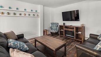 Mad House Rentals 10 Bedroom Lodge by RedAwning
