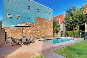 Rooftop Patio, Skyline Views: Phoenix Townhome!