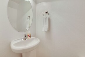 Rooftop Patio, Skyline Views: Phoenix Townhome!