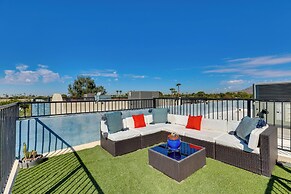Rooftop Patio, Skyline Views: Phoenix Townhome!