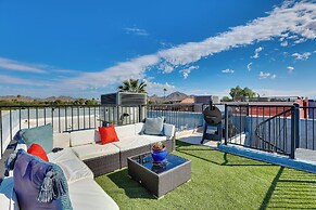 Rooftop Patio, Skyline Views: Phoenix Townhome!