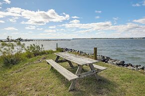 Waterfront Rock Point Vacation Rental w/ Sunroom!