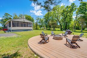 Waterfront Rock Point Vacation Rental w/ Sunroom!