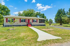 Waterfront Rock Point Vacation Rental w/ Sunroom!