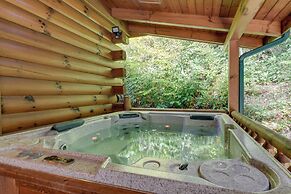 Creekside Maggie Valley Cabin: 2 Mi to Skiing!