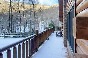 Creekside Maggie Valley Cabin: 2 Mi to Skiing!