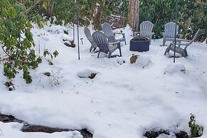 Creekside Maggie Valley Cabin: 2 Mi to Skiing!