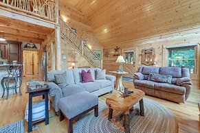 Creekside Maggie Valley Cabin: 2 Mi to Skiing!