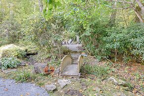 Creekside Maggie Valley Cabin: 2 Mi to Skiing!