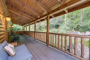 Creekside Maggie Valley Cabin: 2 Mi to Skiing!