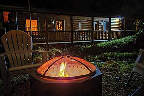 Creekside Maggie Valley Cabin: 2 Mi to Skiing!