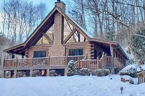 Creekside Maggie Valley Cabin: 2 Mi to Skiing!