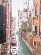 Venice Grand Canal Style Apt 1 by Wonderful Italy
