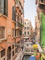 Venice Grand Canal Style Apt 1 by Wonderful Italy