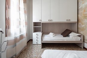 Venice Grand Canal Style Apt 3 by Wonderful Italy