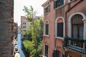 Venice Grand Canal Style Apt 3 by Wonderful Italy