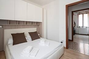 Venice Grand Canal Style Apt 3 by Wonderful Italy