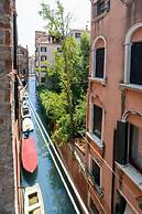 Venice Grand Canal Style Apt 3 by Wonderful Italy