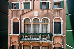 Venice Grand Canal Style Apt 3 by Wonderful Italy