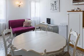 Accademia Charm 5 by Wonderful Italy