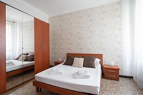 Venice Grand Canal Style Apt 2 by Wonderful Italy