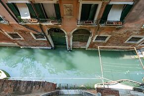 Venice Grand Canal Style Apt 2 by Wonderful Italy
